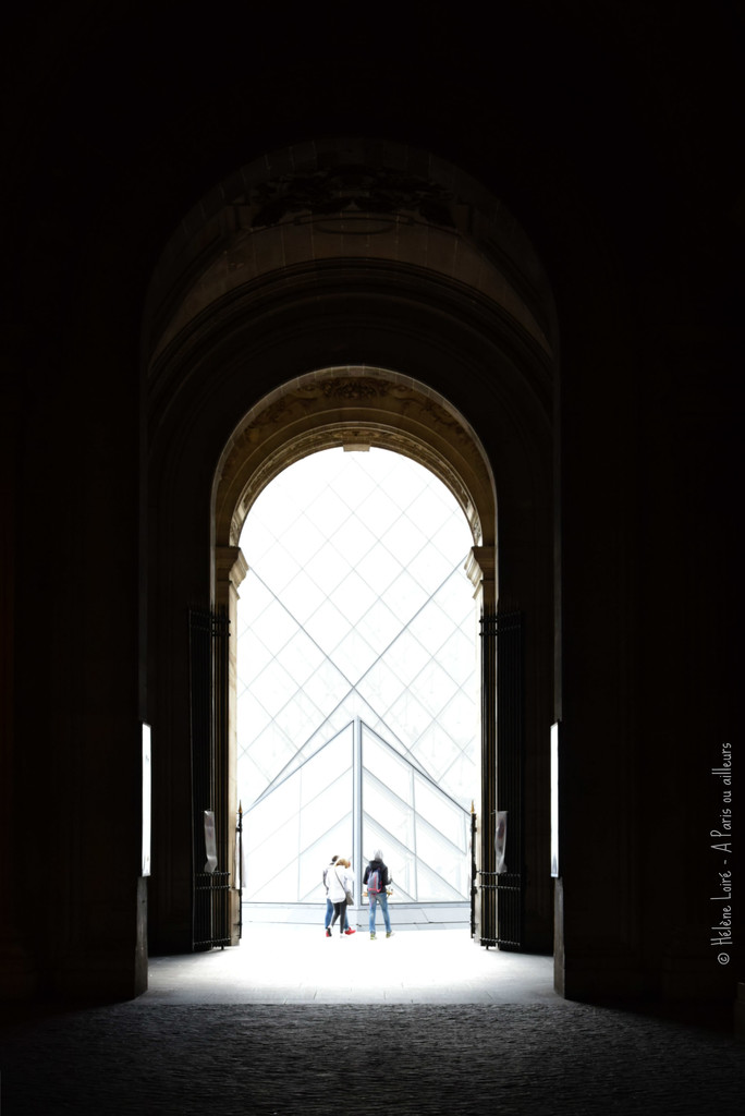outside le Louvre by parisouailleurs