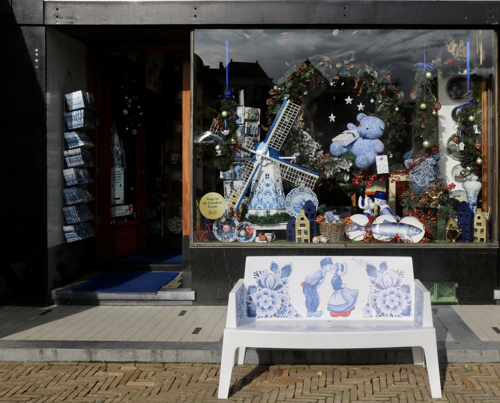 The only surviving Souvenir shop in Delft by momamo
