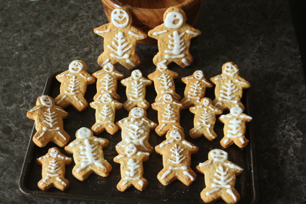 Skeleton gingerbread men by busylady