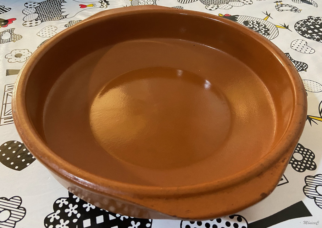 Pottery saucepan by monicac