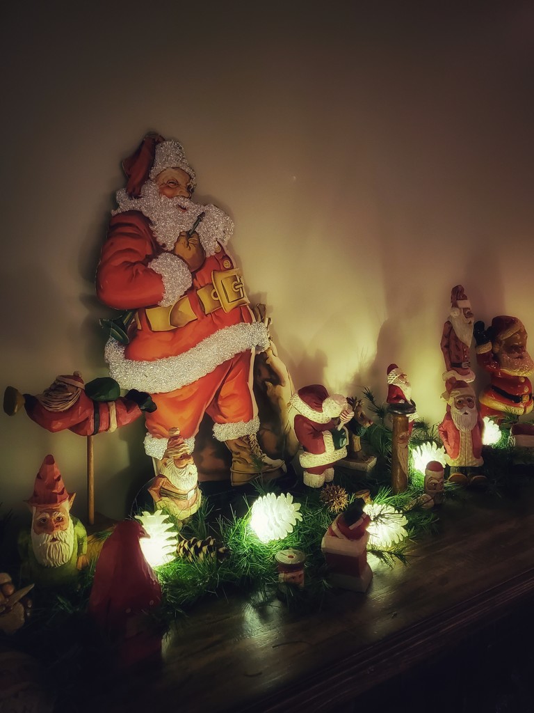 Santas by edorreandresen