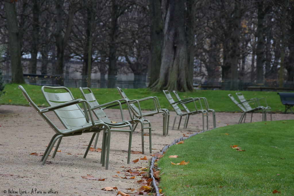 empty chairs by parisouailleurs