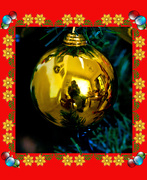 4th Dec 2020 - ONE BAUBLE, ONE REFLECTION
