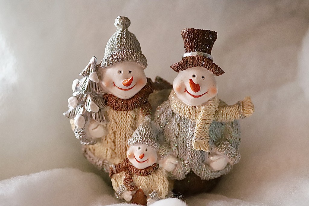 Snowpeople Family by carole_sandford