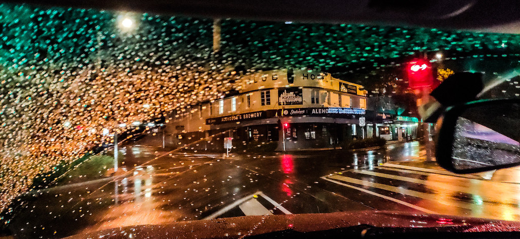 Wet night in Nambour by jeneurell