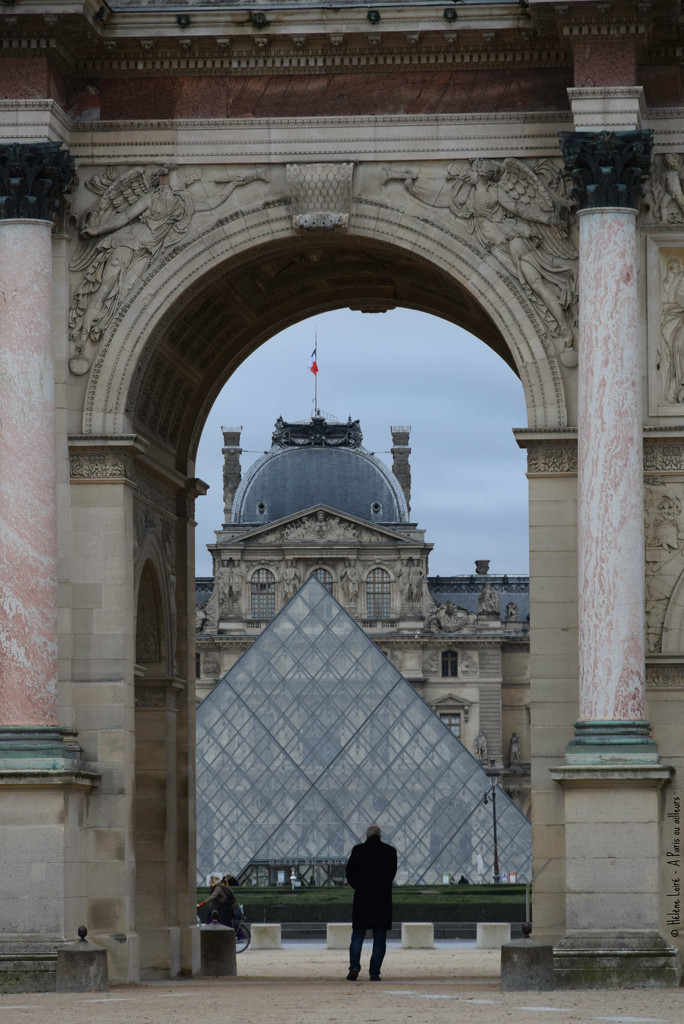 Looking at le Louvre by parisouailleurs