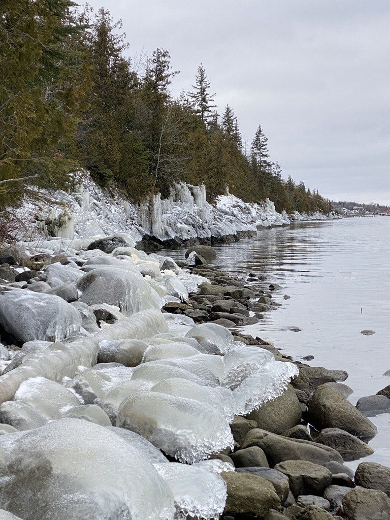 Ice covered shoreline  by radiogirl