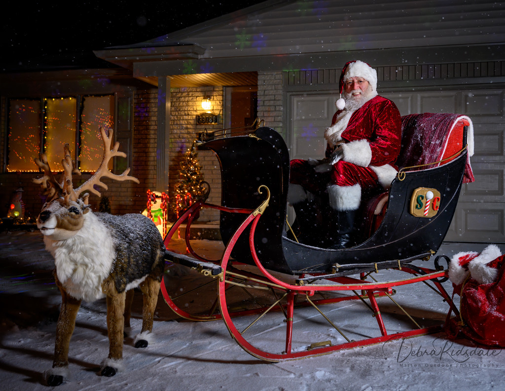 Santa’s making a few early deliveries  by dridsdale