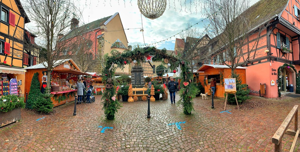 Hearts at the entrance of the Christmas market.  by cocobella