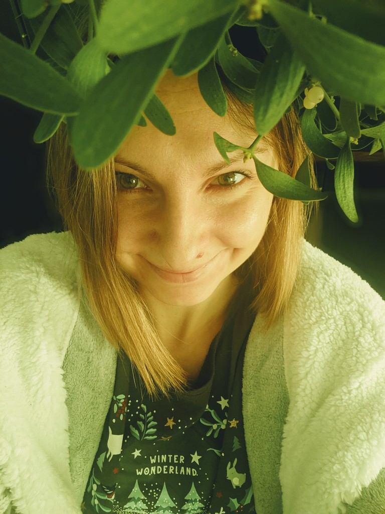 Under mistletoe by panoramic_eyes