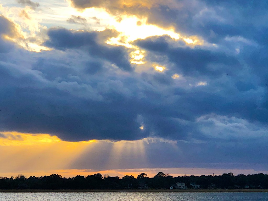 Sunrays at sunset along the Ashley River, Charleston by congaree