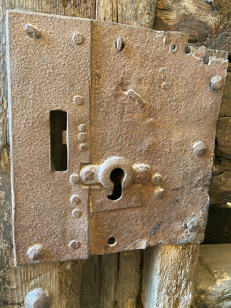 A very old lock by monicac