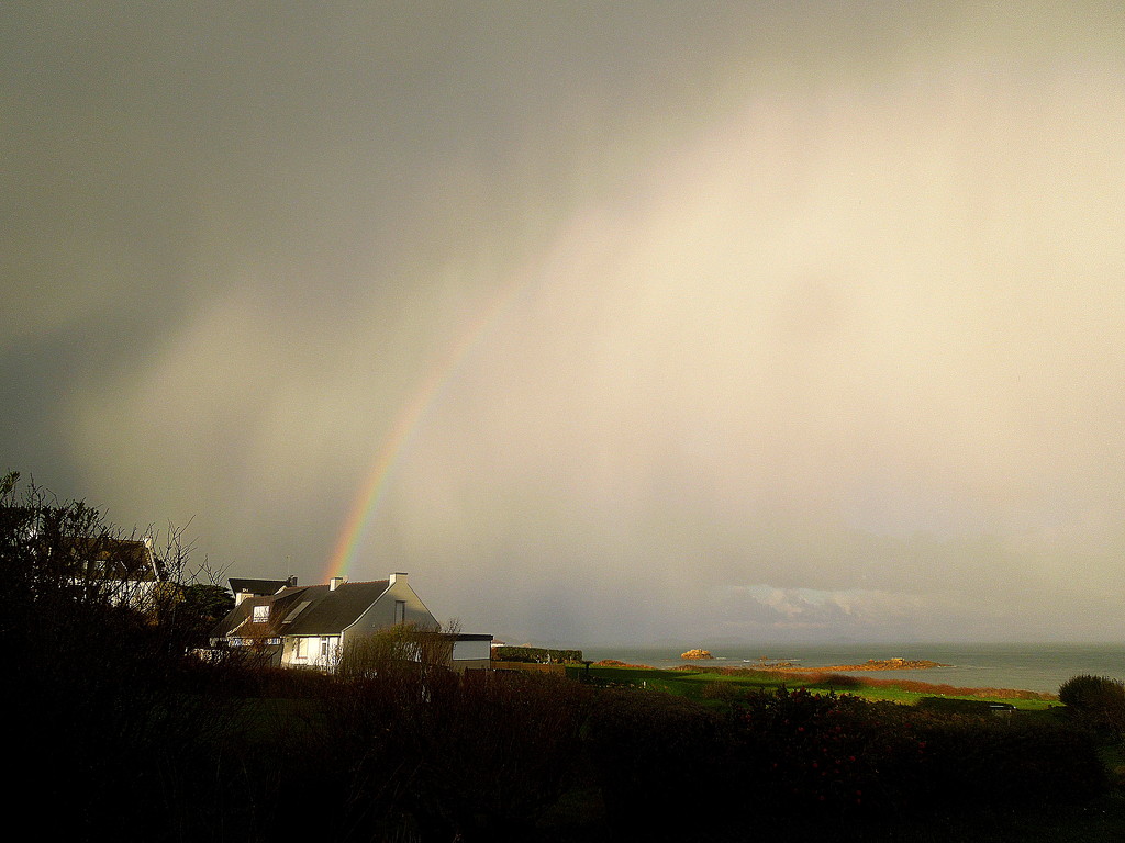 Another rainbow on New Year's Day by etienne