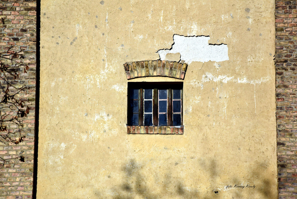 The rear window of the house by kork