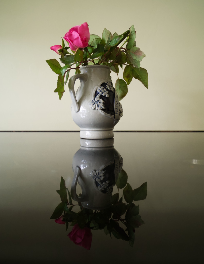 Rosebuds in vase. by jon_lip