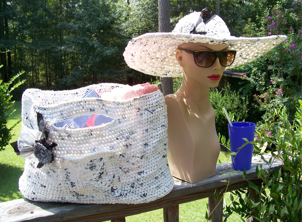 Matching beach bag for the 1960s style beach hat... by marlboromaam