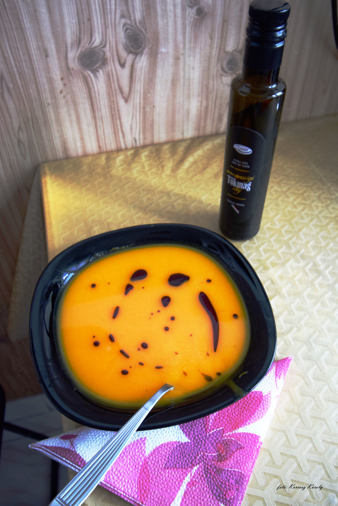 Pumpkin soup with pumpkin seed oil by kork