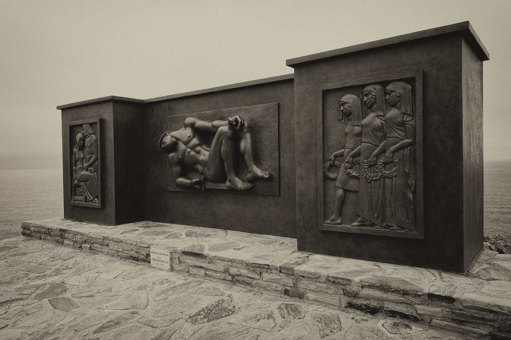 Monument aux morts, Banyuls-sur-Mer by laroque