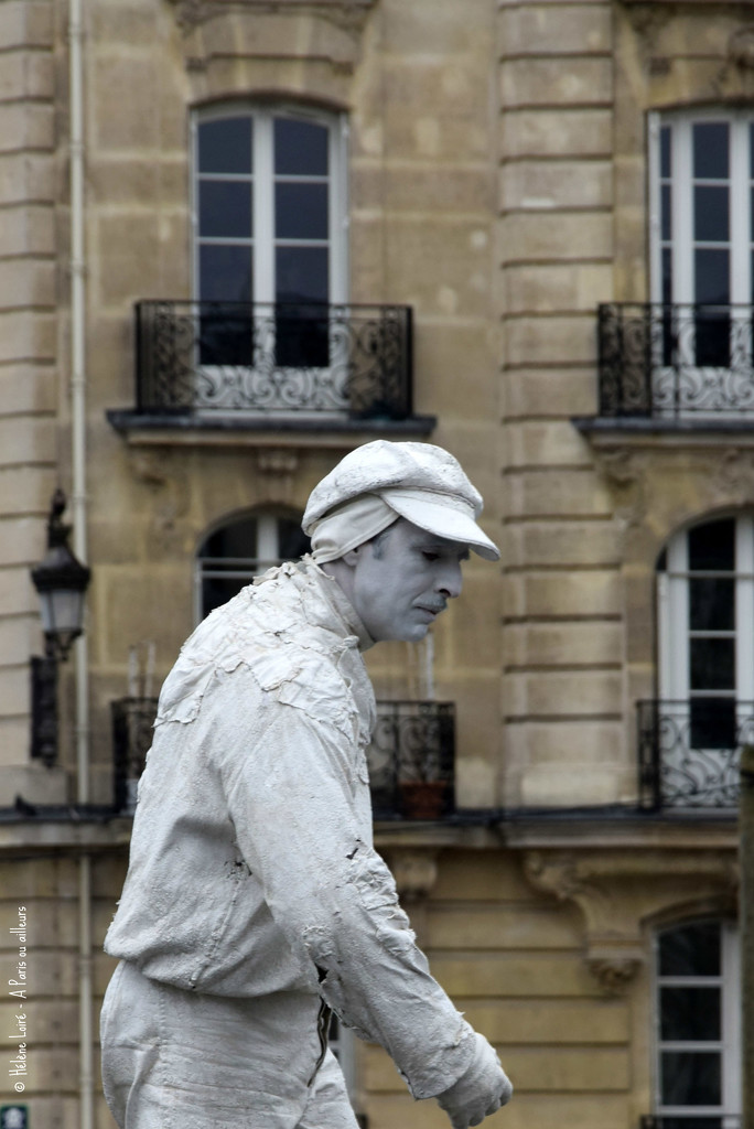 human statue by parisouailleurs