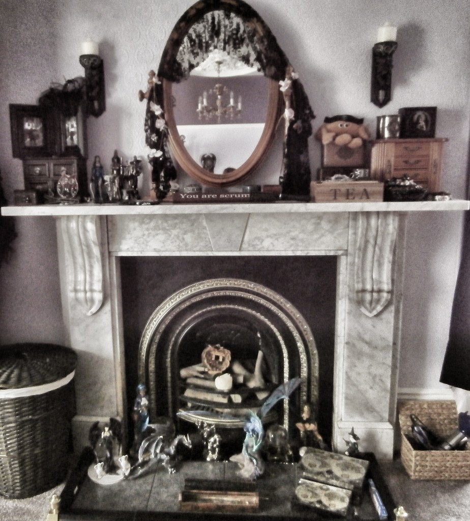 Grand fireplace...... by cutekitty