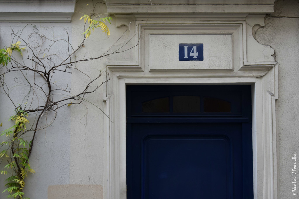 Blue door by parisouailleurs