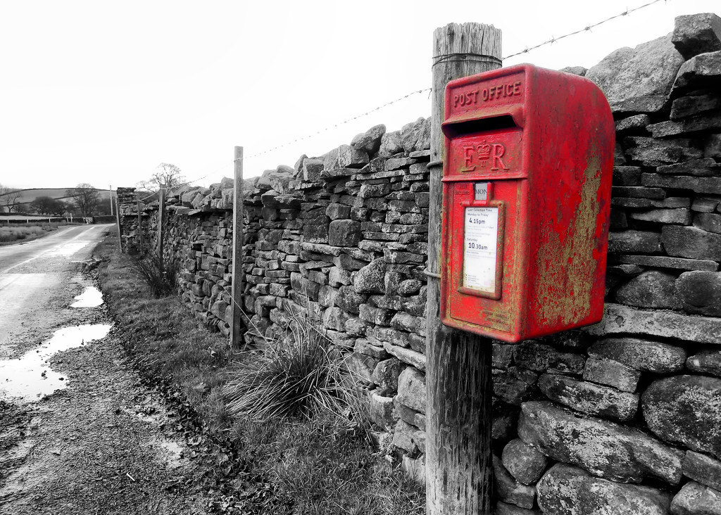 Lone post box by fueast