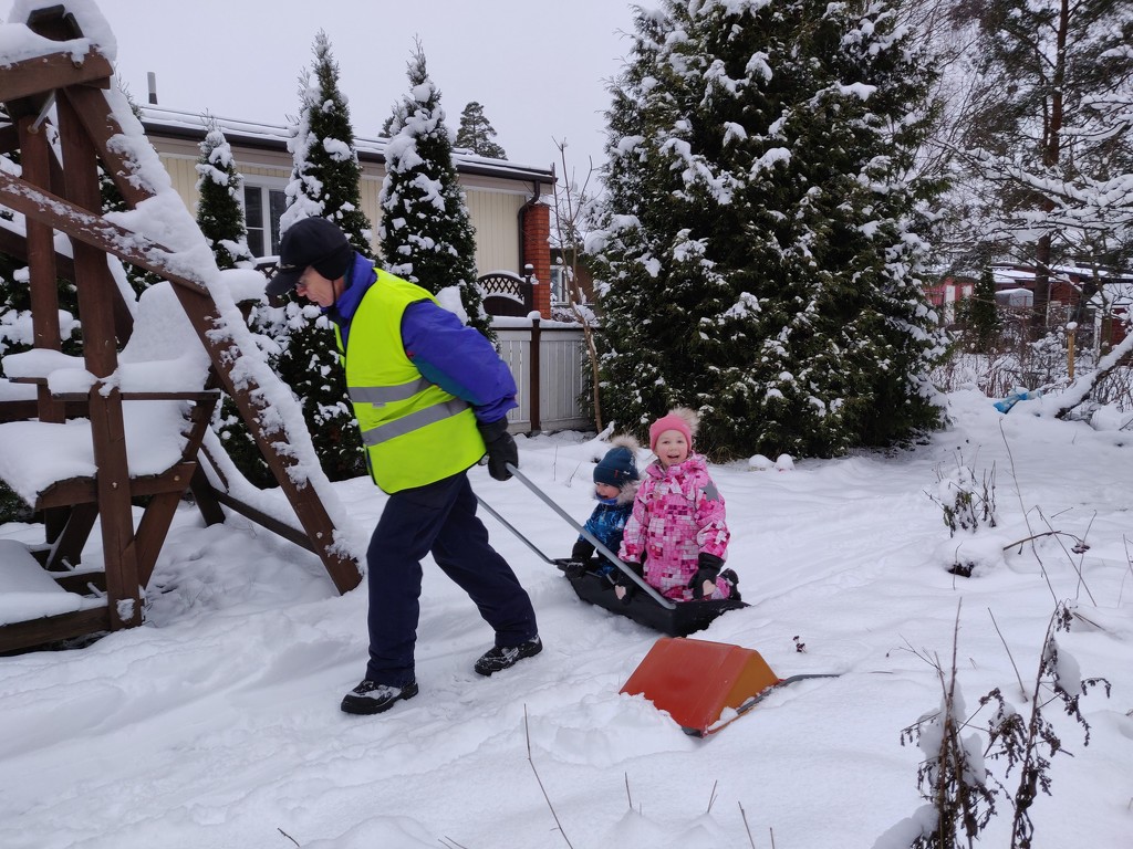 Children in sleigh shovel IMG_20210105_104954 by annelis
