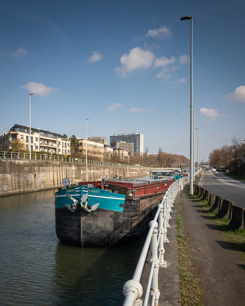 A dinghy in the canal by pingu