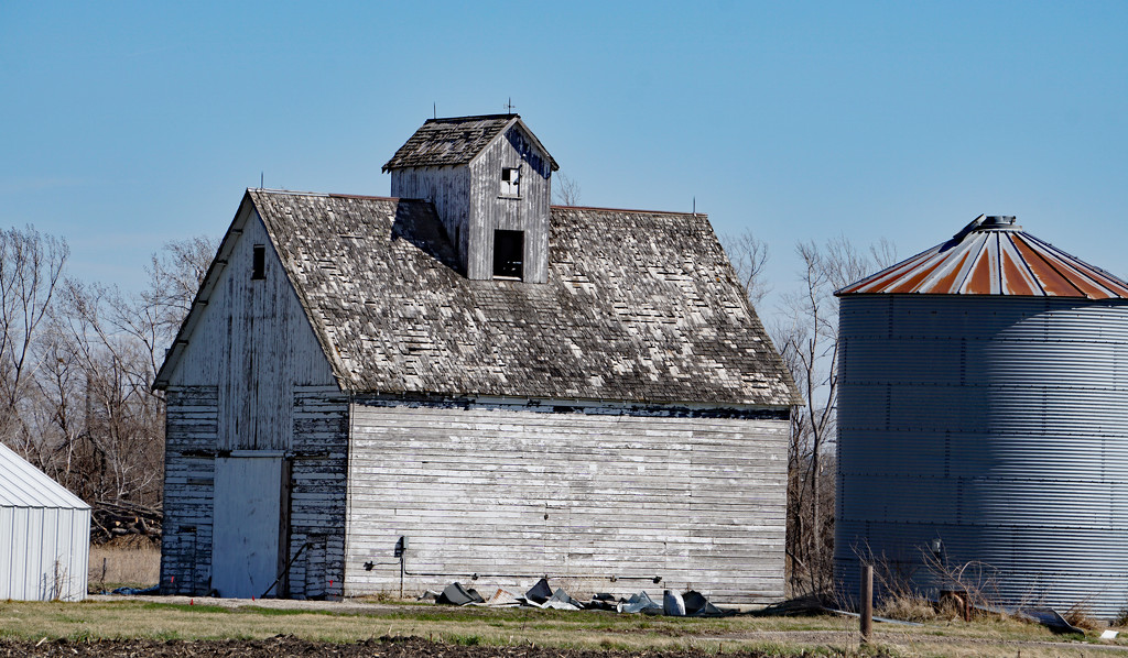 Silo and barn by larrysphotos