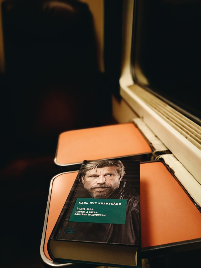 Travelling alone, but with Karl Ove by ctst