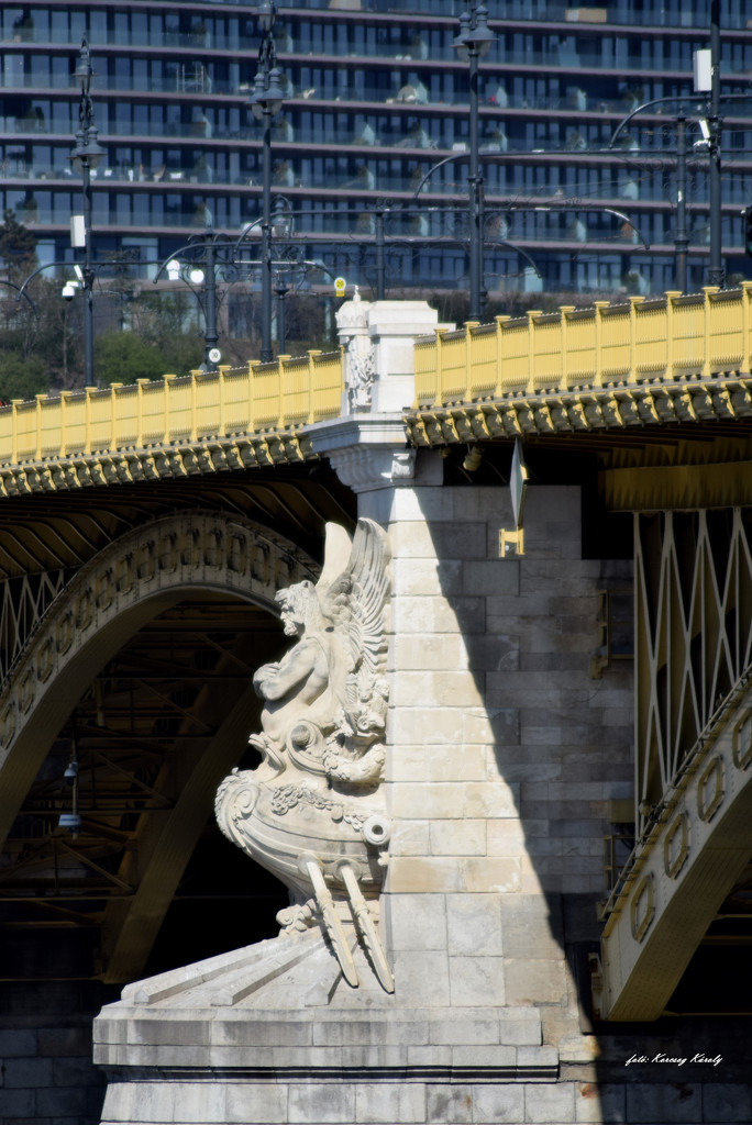 One of the pillars of Margaret Bridge by kork