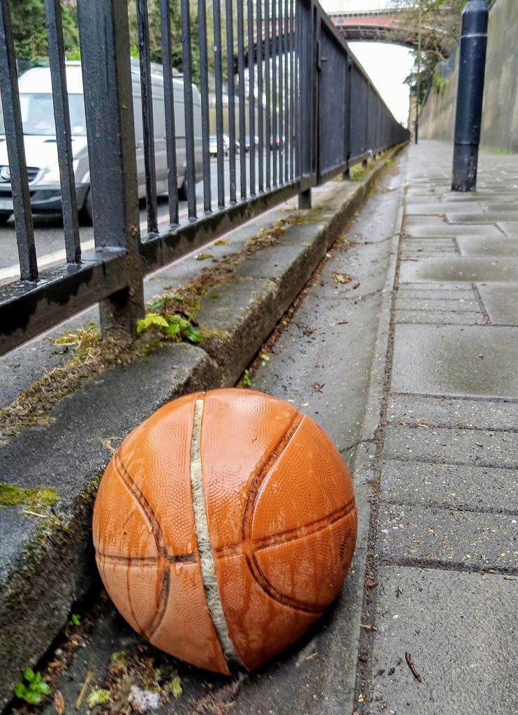 Abandoned basketball by boxplayer