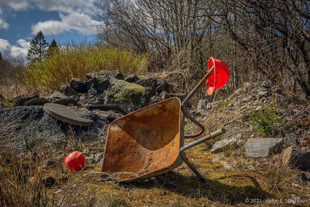 Rusty wheelbarrow by helstor365