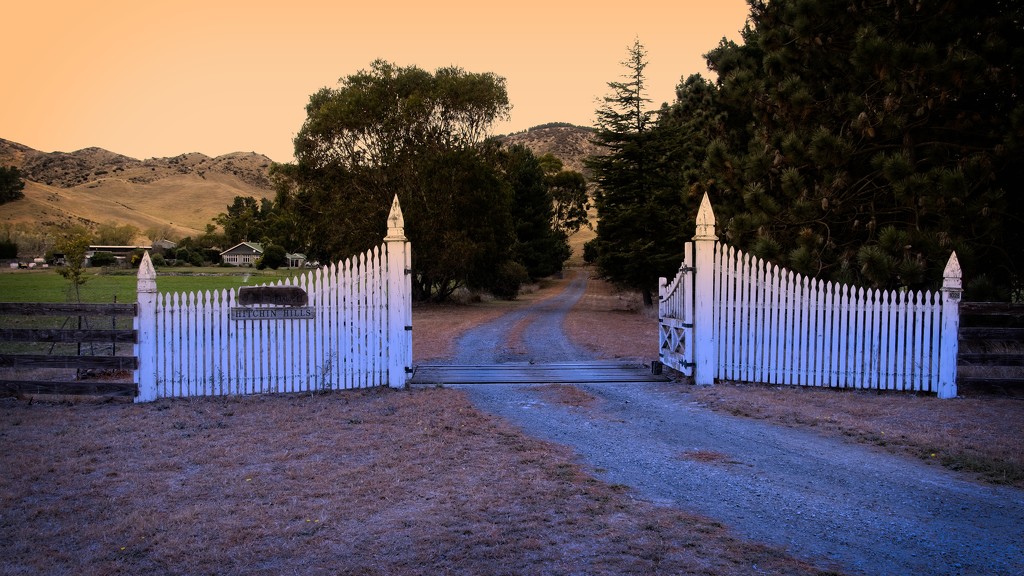 Hitchin Hills gateway by kiwinanna