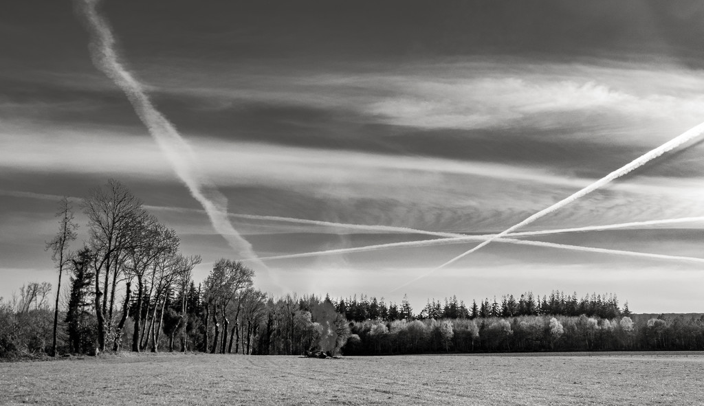 Smoke, clouds and contrails... by vignouse
