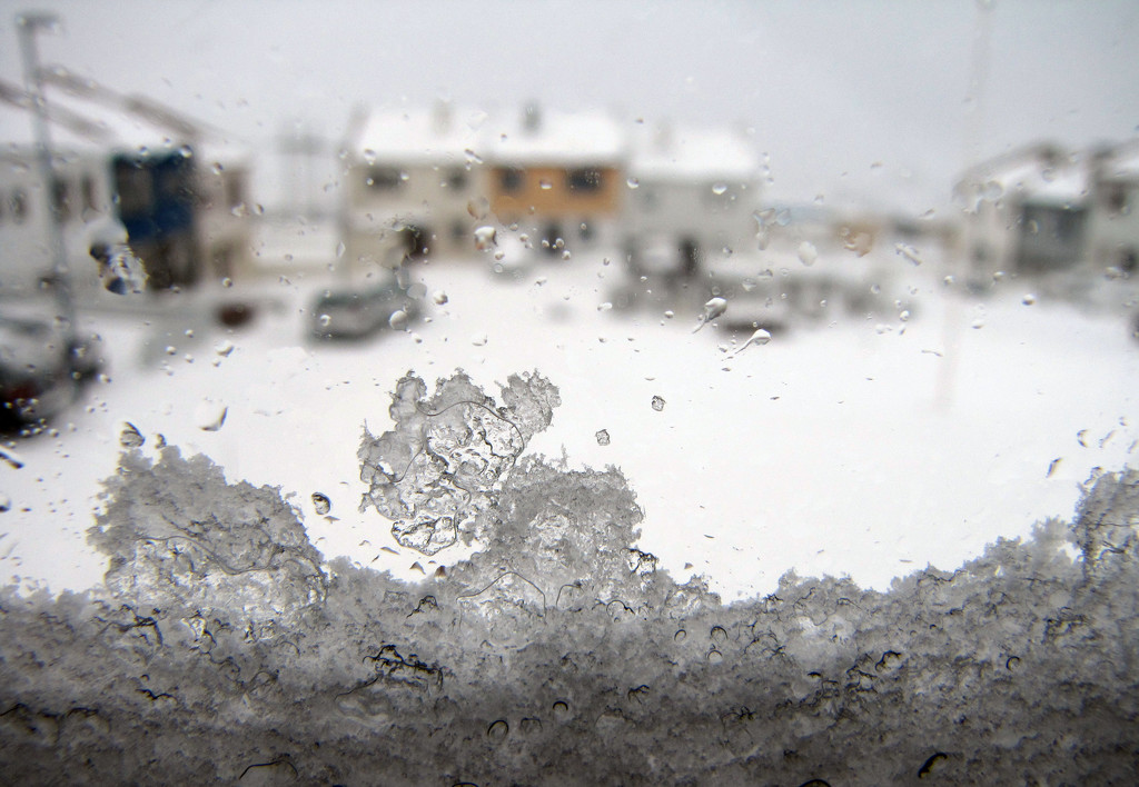 Snow on window by okvalle