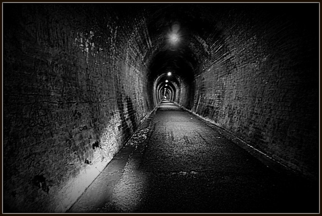 Through the tunnel by dide