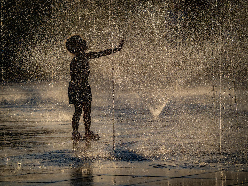Playing with water, playing with light  by haskar