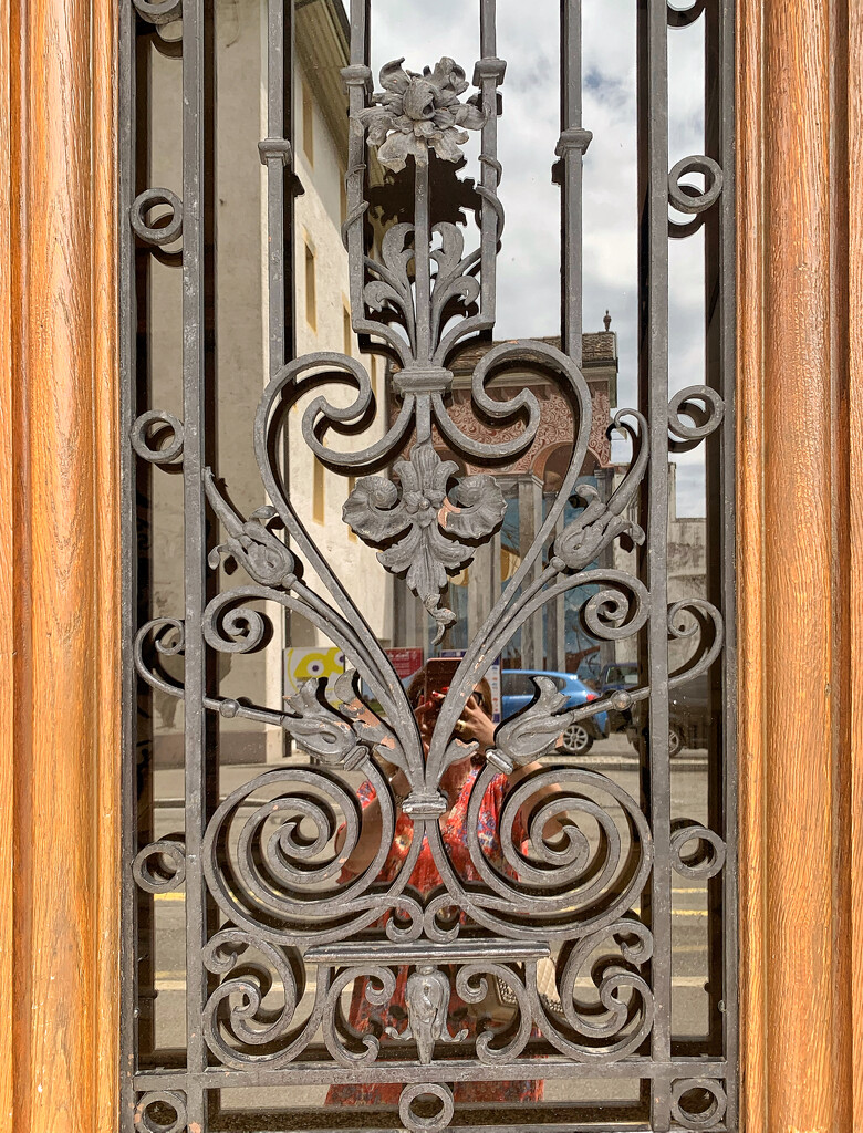 Arabesque heart on a door.  by cocobella