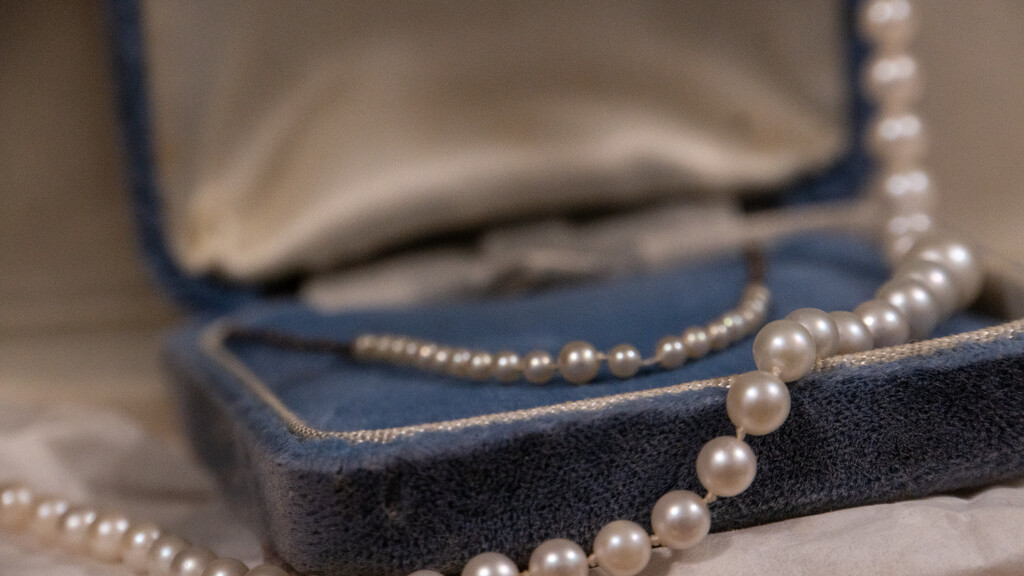 Natural and cultured pearls by randystreat