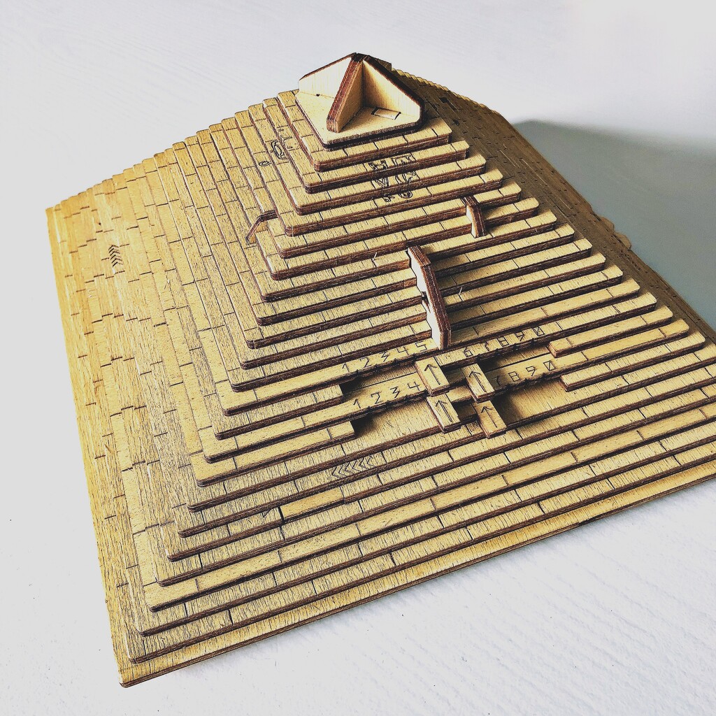 Puzzel pyramide by mastermek