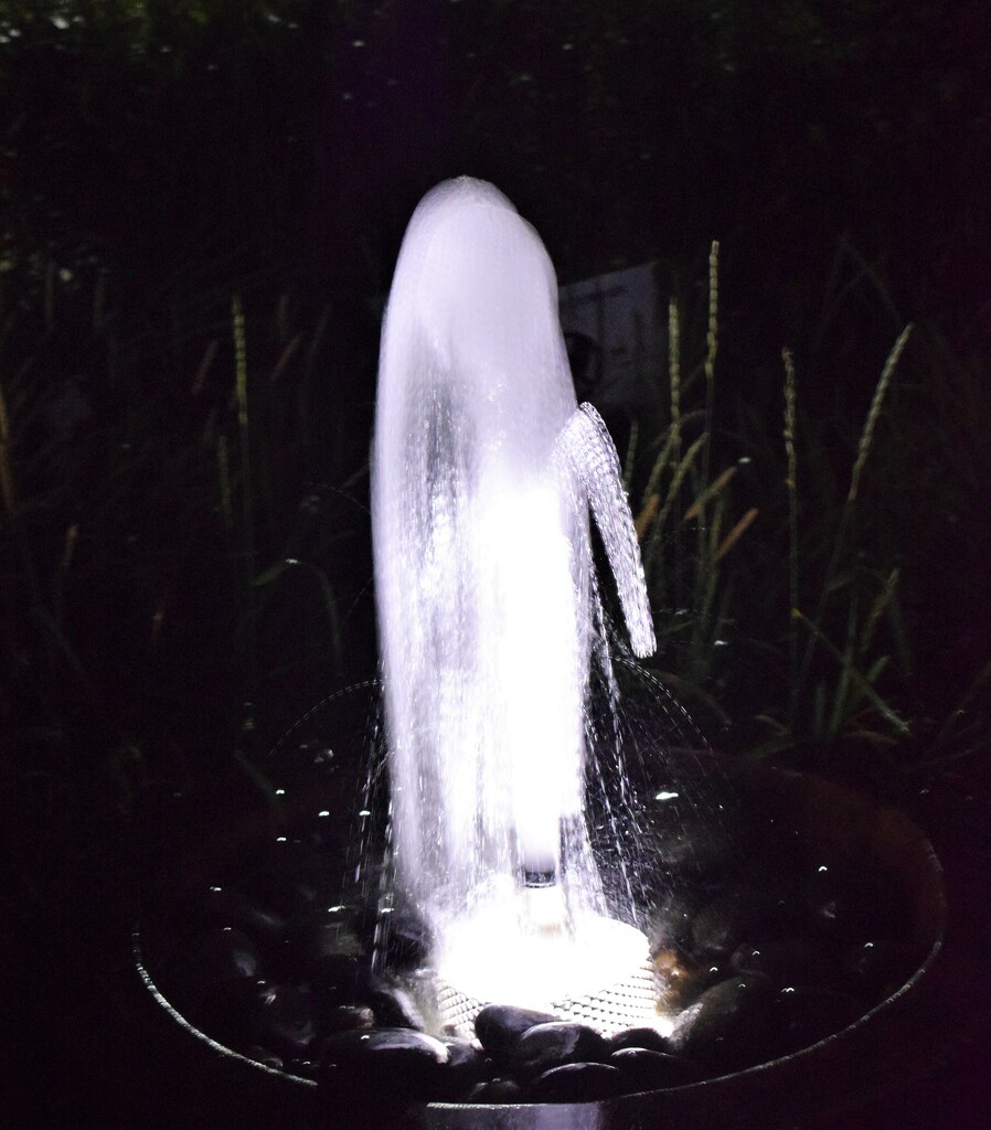 Nighttime fountain by sandlily