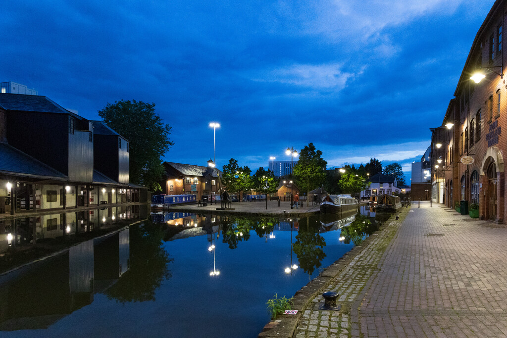 Coventry Canal Basin at night by peadar