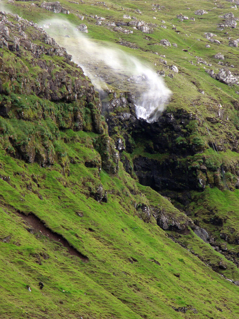 Waterfall blowing upwards (recycling) by okvalle