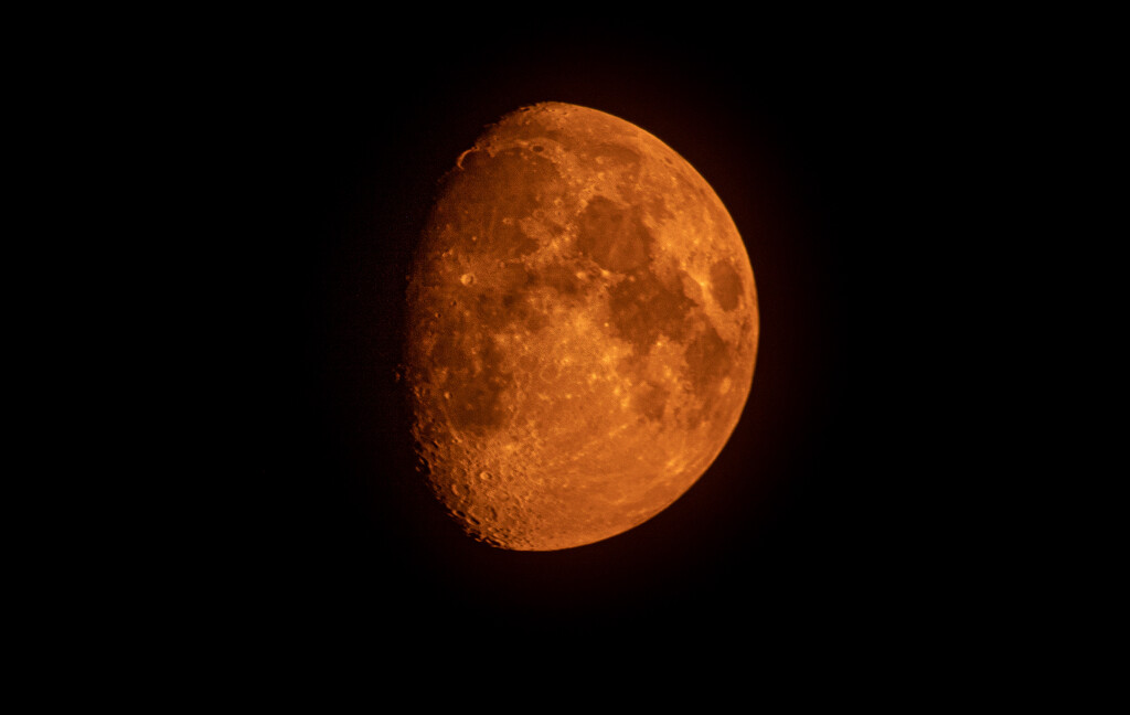 la luna roja by adi314