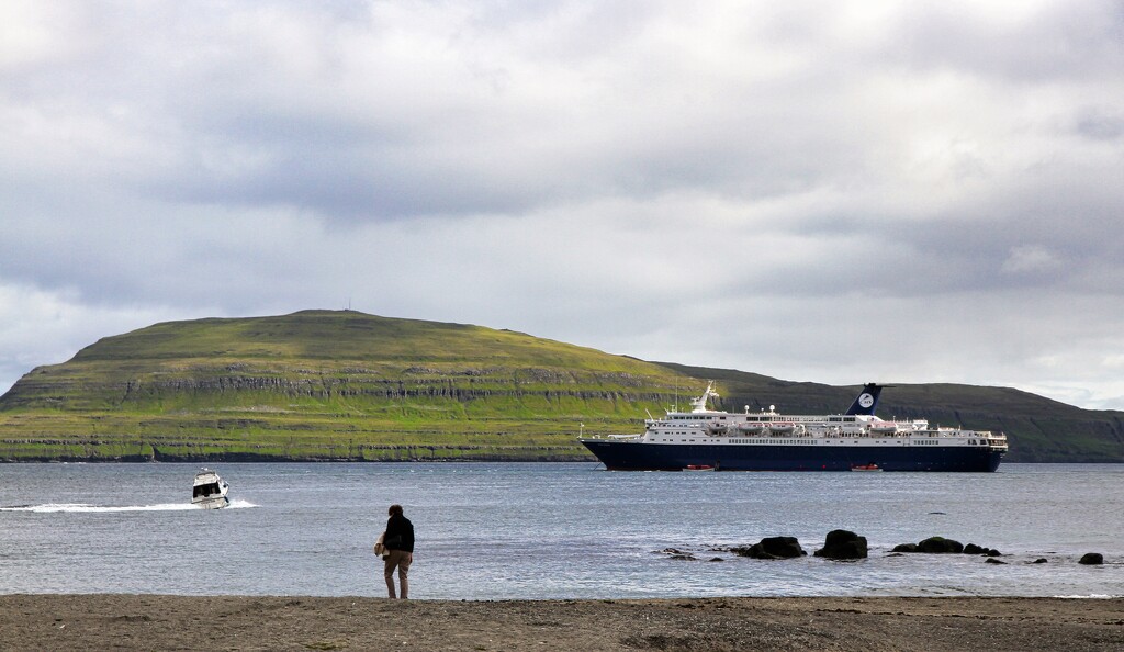 Cruise ship arriving  by okvalle