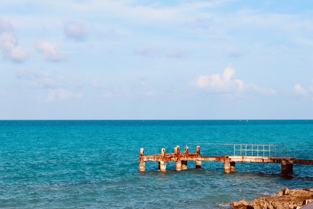 Rusty old jetty. by lisasavill