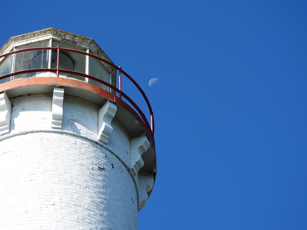 Lighthouse and moon by amyk