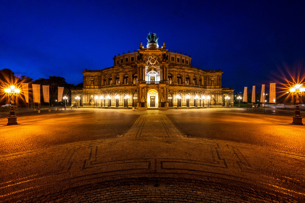 Semperoper (opera house in Dresden) by 0x53