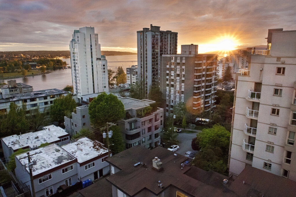 Sunset in Vancouver by kiwichick